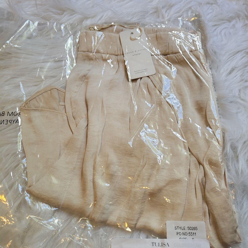 SATIN TULIP SHORTS - CREAM